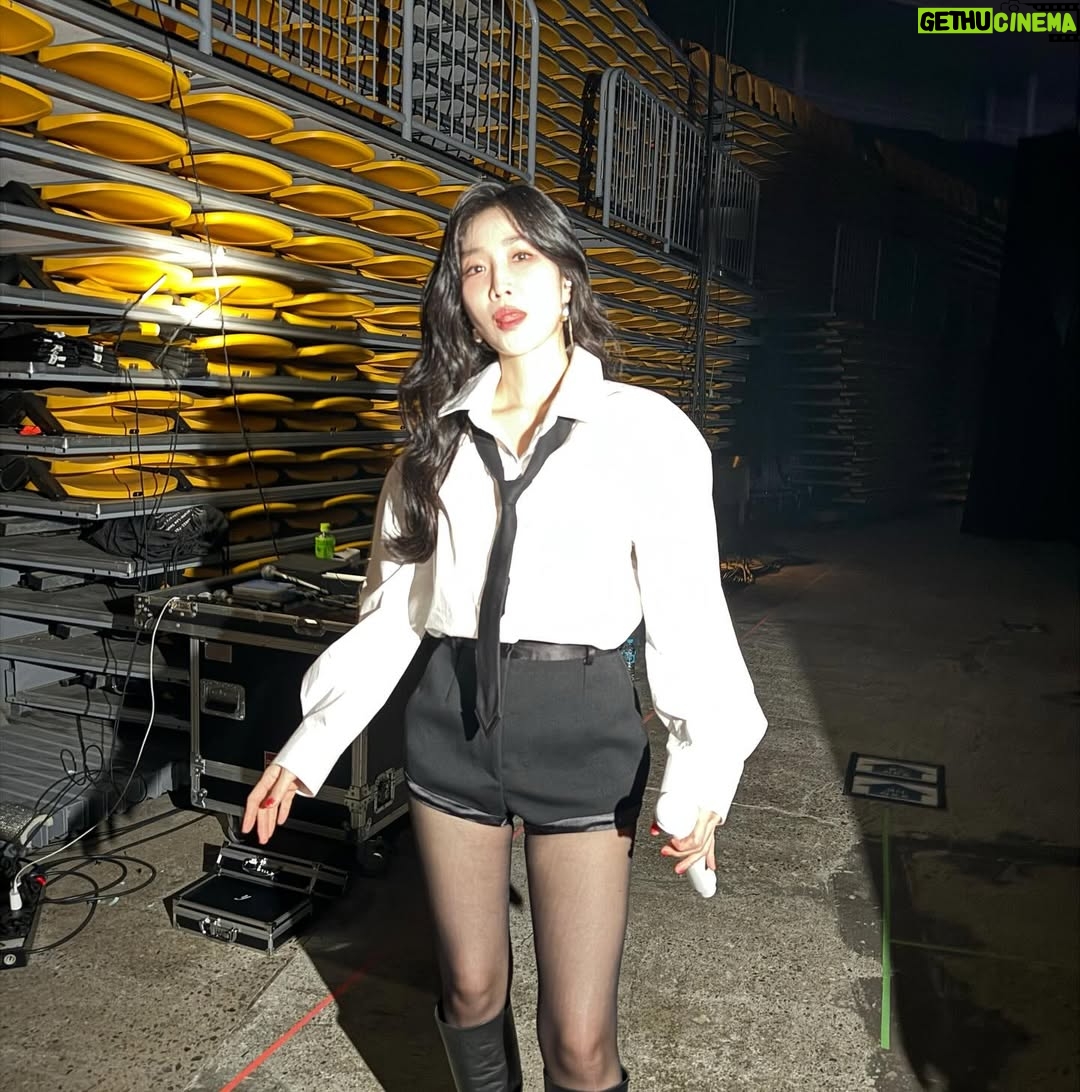 Lee Hae-ri - 31.8K Likes - 사진이 좀 많은댑🫣
다들 잘 쉬고 있어요??
저는 푹푹 쉬고 있어요
많이 먹고 많이 잘 거예요
모두 연휴에 맛있는 것도 먹고
최대한 적게 움직이고
돼해 복 많이 받아요💕
.
.
.
곧 유튭 업로드도 해볼게요!!!!와하하
하이팅!!!!
