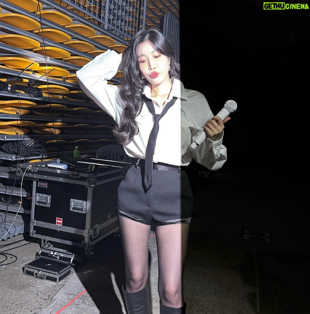 Lee Hae-ri - 31.8K Likes - 사진이 좀 많은댑🫣
다들 잘 쉬고 있어요??
저는 푹푹 쉬고 있어요
많이 먹고 많이 잘 거예요
모두 연휴에 맛있는 것도 먹고
최대한 적게 움직이고
돼해 복 많이 받아요💕
.
.
.
곧 유튭 업로드도 해볼게요!!!!와하하
하이팅!!!!