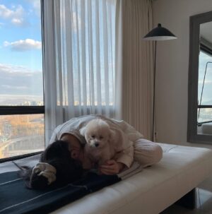 Lee Hae-ri Instagram - 사진이 좀 많은댑🫣
다들 잘 쉬고 있어요??
저는 푹푹 쉬고 있어요 
많이 먹고 많이 잘 거예요
모두 연휴에 맛있는 것도 먹고 
최대한 적게 움직이고 
돼해 복 많이 받아요💕
.
.
.
곧 유튭 업로드도 해볼게요!!!!와하하
하이팅!!!!