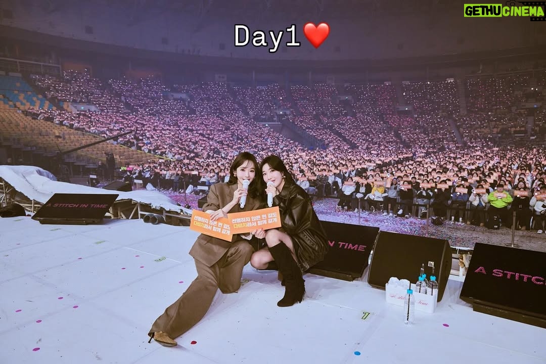Lee Hae-ri - 26.9K Likes - 여러분!!!!!!
저는 이제 정신이 좀 드네요
엉덩이 두둑하게 가신 거죠?
일어나서 후기 다 찾아보고
빵끗 웃으면서 계속 참아왔던 라떼를 마시고 나니
아 공연이 끝나긴 끝났구나.. 싶어요
이틀 동안 여러분들이 보내주신
박수와 웃음과 환호가 아직도 생생하네요
정말 꿈만 같은 시간이었어요
혹시 아직 공연장에서 못 빠져나온 사람들 소리질러!!
왘!!!!!!!! 맞아요 저에요.
여운이 정말 오래 갈 것 같아요
앞으로도 여러분들 삶의 장면마다
다비치 노래가 새겨질 수 있도록
좋은 음악으로 보답할게요
그 넓은 곳을 꽉 채워주신 여러분들 덕분에
정말이지 벅차도록 과분하게 행복한 이틀이었습니다
오래오래 노래할게요 오래도록 함께해주세요❤
밴드팀 코러스분들 스트링분들
퍼포먼스팀 헤어팀 메이컵팀 스타일리스트팀
연출팀 무대팀 운영팀 음향팀
조명팀 팬라이트팀 특효팀
촬영팀 중계팀 영상팀 포토팀 경호팀
그리고
우리 CAM 식구들 모두모두 고마워요❤️