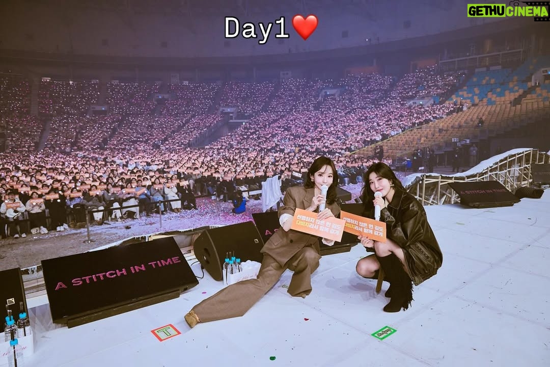 Lee Hae-ri - 26.9K Likes - 여러분!!!!!!
저는 이제 정신이 좀 드네요
엉덩이 두둑하게 가신 거죠?
일어나서 후기 다 찾아보고
빵끗 웃으면서 계속 참아왔던 라떼를 마시고 나니
아 공연이 끝나긴 끝났구나.. 싶어요
이틀 동안 여러분들이 보내주신
박수와 웃음과 환호가 아직도 생생하네요
정말 꿈만 같은 시간이었어요
혹시 아직 공연장에서 못 빠져나온 사람들 소리질러!!
왘!!!!!!!! 맞아요 저에요.
여운이 정말 오래 갈 것 같아요
앞으로도 여러분들 삶의 장면마다
다비치 노래가 새겨질 수 있도록
좋은 음악으로 보답할게요
그 넓은 곳을 꽉 채워주신 여러분들 덕분에
정말이지 벅차도록 과분하게 행복한 이틀이었습니다
오래오래 노래할게요 오래도록 함께해주세요❤
밴드팀 코러스분들 스트링분들
퍼포먼스팀 헤어팀 메이컵팀 스타일리스트팀
연출팀 무대팀 운영팀 음향팀
조명팀 팬라이트팀 특효팀
촬영팀 중계팀 영상팀 포토팀 경호팀
그리고
우리 CAM 식구들 모두모두 고마워요❤️