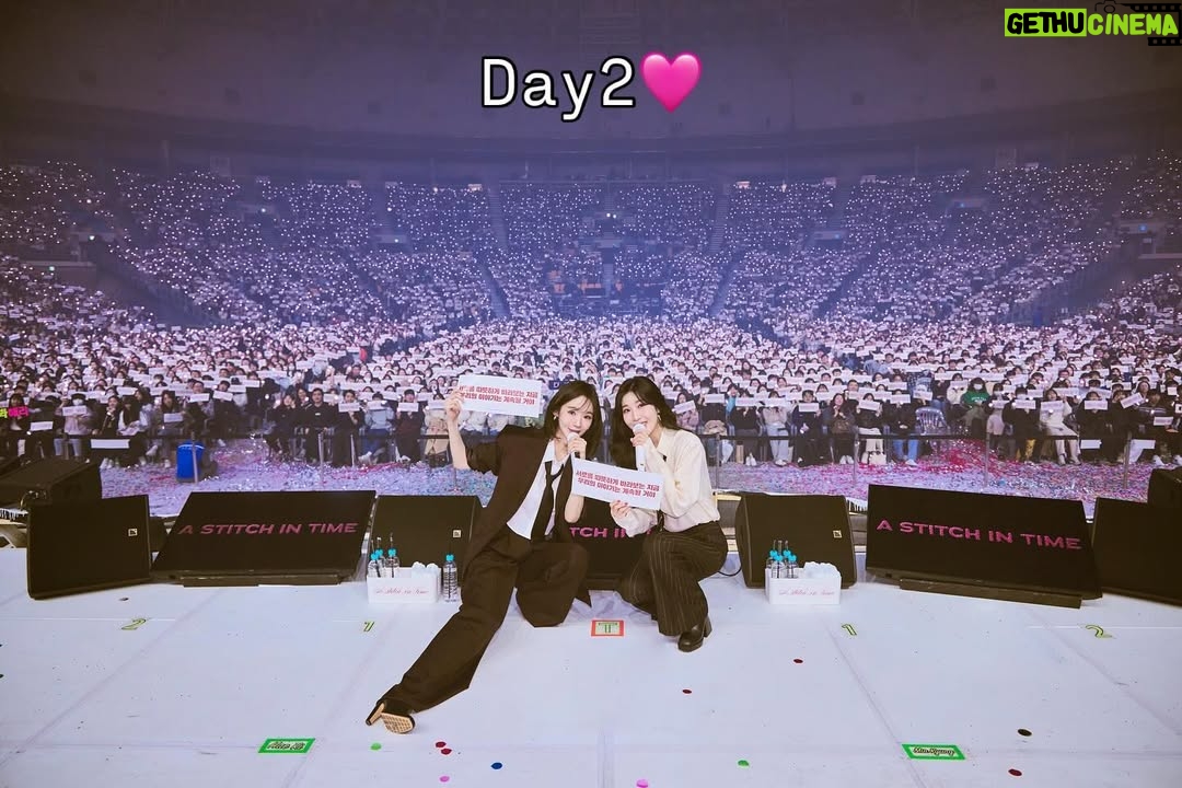 Lee Hae-ri - 26.9K Likes - 여러분!!!!!!
저는 이제 정신이 좀 드네요
엉덩이 두둑하게 가신 거죠?
일어나서 후기 다 찾아보고
빵끗 웃으면서 계속 참아왔던 라떼를 마시고 나니
아 공연이 끝나긴 끝났구나.. 싶어요
이틀 동안 여러분들이 보내주신
박수와 웃음과 환호가 아직도 생생하네요
정말 꿈만 같은 시간이었어요
혹시 아직 공연장에서 못 빠져나온 사람들 소리질러!!
왘!!!!!!!! 맞아요 저에요.
여운이 정말 오래 갈 것 같아요
앞으로도 여러분들 삶의 장면마다
다비치 노래가 새겨질 수 있도록
좋은 음악으로 보답할게요
그 넓은 곳을 꽉 채워주신 여러분들 덕분에
정말이지 벅차도록 과분하게 행복한 이틀이었습니다
오래오래 노래할게요 오래도록 함께해주세요❤
밴드팀 코러스분들 스트링분들
퍼포먼스팀 헤어팀 메이컵팀 스타일리스트팀
연출팀 무대팀 운영팀 음향팀
조명팀 팬라이트팀 특효팀
촬영팀 중계팀 영상팀 포토팀 경호팀
그리고
우리 CAM 식구들 모두모두 고마워요❤️