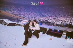 Lee Hae-ri Instagram - 여러분!!!!!!
저는 이제 정신이 좀 드네요
엉덩이 두둑하게 가신 거죠?
일어나서 후기 다 찾아보고
빵끗 웃으면서 계속 참아왔던 라떼를 마시고 나니
아 공연이 끝나긴 끝났구나.. 싶어요
이틀 동안 여러분들이 보내주신
박수와 웃음과 환호가 아직도 생생하네요
정말 꿈만 같은 시간이었어요

혹시 아직 공연장에서 못 빠져나온 사람들 소리질러!!
왘!!!!!!!! 맞아요 저에요.

여운이 정말 오래 갈 것 같아요
앞으로도 여러분들 삶의 장면마다 
다비치 노래가 새겨질 수 있도록
좋은 음악으로 보답할게요
그 넓은 곳을 꽉 채워주신 여러분들 덕분에
정말이지 벅차도록 과분하게 행복한 이틀이었습니다
오래오래 노래할게요 오래도록 함께해주세요❤

밴드팀 코러스분들 스트링분들
퍼포먼스팀 헤어팀 메이컵팀 스타일리스트팀
연출팀 무대팀 운영팀 음향팀 
조명팀 팬라이트팀 특효팀
촬영팀 중계팀 영상팀 포토팀 경호팀
그리고
우리 CAM 식구들 모두모두 고마워요❤️