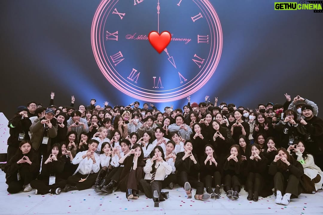 Lee Hae-ri - 26.9K Likes - 여러분!!!!!!
저는 이제 정신이 좀 드네요
엉덩이 두둑하게 가신 거죠?
일어나서 후기 다 찾아보고
빵끗 웃으면서 계속 참아왔던 라떼를 마시고 나니
아 공연이 끝나긴 끝났구나.. 싶어요
이틀 동안 여러분들이 보내주신
박수와 웃음과 환호가 아직도 생생하네요
정말 꿈만 같은 시간이었어요
혹시 아직 공연장에서 못 빠져나온 사람들 소리질러!!
왘!!!!!!!! 맞아요 저에요.
여운이 정말 오래 갈 것 같아요
앞으로도 여러분들 삶의 장면마다
다비치 노래가 새겨질 수 있도록
좋은 음악으로 보답할게요
그 넓은 곳을 꽉 채워주신 여러분들 덕분에
정말이지 벅차도록 과분하게 행복한 이틀이었습니다
오래오래 노래할게요 오래도록 함께해주세요❤
밴드팀 코러스분들 스트링분들
퍼포먼스팀 헤어팀 메이컵팀 스타일리스트팀
연출팀 무대팀 운영팀 음향팀
조명팀 팬라이트팀 특효팀
촬영팀 중계팀 영상팀 포토팀 경호팀
그리고
우리 CAM 식구들 모두모두 고마워요❤️
