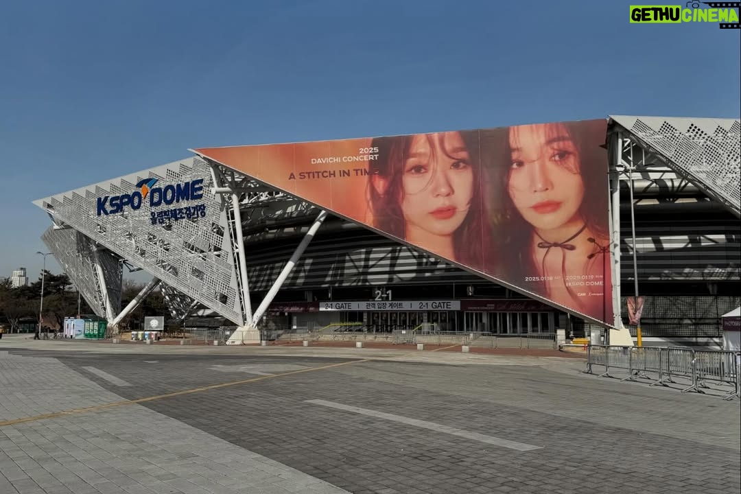 Lee Hae-ri - 26.9K Likes - 여러분!!!!!!
저는 이제 정신이 좀 드네요
엉덩이 두둑하게 가신 거죠?
일어나서 후기 다 찾아보고
빵끗 웃으면서 계속 참아왔던 라떼를 마시고 나니
아 공연이 끝나긴 끝났구나.. 싶어요
이틀 동안 여러분들이 보내주신
박수와 웃음과 환호가 아직도 생생하네요
정말 꿈만 같은 시간이었어요
혹시 아직 공연장에서 못 빠져나온 사람들 소리질러!!
왘!!!!!!!! 맞아요 저에요.
여운이 정말 오래 갈 것 같아요
앞으로도 여러분들 삶의 장면마다
다비치 노래가 새겨질 수 있도록
좋은 음악으로 보답할게요
그 넓은 곳을 꽉 채워주신 여러분들 덕분에
정말이지 벅차도록 과분하게 행복한 이틀이었습니다
오래오래 노래할게요 오래도록 함께해주세요❤
밴드팀 코러스분들 스트링분들
퍼포먼스팀 헤어팀 메이컵팀 스타일리스트팀
연출팀 무대팀 운영팀 음향팀
조명팀 팬라이트팀 특효팀
촬영팀 중계팀 영상팀 포토팀 경호팀
그리고
우리 CAM 식구들 모두모두 고마워요❤️