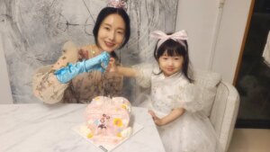 Lee Jung-hyun Instagram - ㅎㅎ공주병걸린 울서아가 엄마생일이라고 가장 아끼는 왕관과 하도 휘둘러서 부러진 요술봉과 엘사장갑을 빌려줬어요🤣  공주가발까지 꼭 써야하는 울서아🫠아가들 공주병 언제끝나는지 아시는분...?😵 #대관식 👸😂