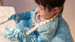 Lee Jung-hyun Instagram - ㅎㅎ공주병걸린 울서아가 엄마생일이라고 가장 아끼는 왕관과 하도 휘둘러서 부러진 요술봉과 엘사장갑을 빌려줬어요🤣  공주가발까지 꼭 써야하는 울서아🫠아가들 공주병 언제끝나는지 아시는분...?😵 #대관식 👸😂