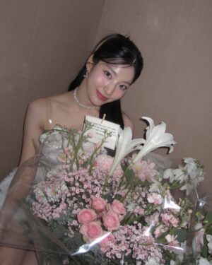 Lee Sae-rom Instagram - 💐💓🫂
