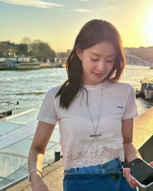 Lee Si-young Instagram - 🇫🇷✨
파리출장내내 너무 잘입고 메고 돌아다닌 잉크 핫템들❤️👍🏻🥹
아니 이 데님 무슨일… 왤케이뻐요😍어디에 입어도 어떻게 입어도 다 예쁘공🫶🏻가방은 진짜…. 요즘 매일매일 들고 댕기는데 다들 물어본다는ㅎㅎ

노을질때가 가장 아름다운 에펠탑 안녕✨✨✨✨✨
나중에 다시만나👋🏻
매일매일이 사랑하는 사람들과 이렇게 평화롭다면 얼마나 좋을까🫧💗🙏🏻
파리 끝!!!!!💋💃🏻💄