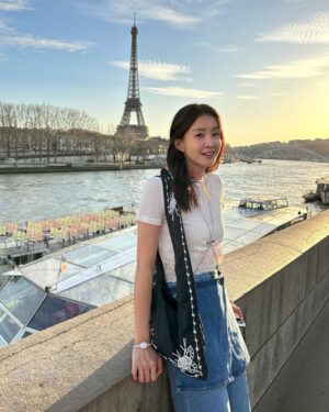 Lee Si-young Instagram - 🇫🇷✨
파리출장내내 너무 잘입고 메고 돌아다닌 잉크 핫템들❤️👍🏻🥹
아니 이 데님 무슨일… 왤케이뻐요😍어디에 입어도 어떻게 입어도 다 예쁘공🫶🏻가방은 진짜…. 요즘 매일매일 들고 댕기는데 다들 물어본다는ㅎㅎ

노을질때가 가장 아름다운 에펠탑 안녕✨✨✨✨✨
나중에 다시만나👋🏻
매일매일이 사랑하는 사람들과 이렇게 평화롭다면 얼마나 좋을까🫧💗🙏🏻
파리 끝!!!!!💋💃🏻💄