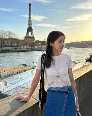 Lee Si-young Instagram - 🇫🇷✨
파리출장내내 너무 잘입고 메고 돌아다닌 잉크 핫템들❤️👍🏻🥹
아니 이 데님 무슨일… 왤케이뻐요😍어디에 입어도 어떻게 입어도 다 예쁘공🫶🏻가방은 진짜…. 요즘 매일매일 들고 댕기는데 다들 물어본다는ㅎㅎ

노을질때가 가장 아름다운 에펠탑 안녕✨✨✨✨✨
나중에 다시만나👋🏻
매일매일이 사랑하는 사람들과 이렇게 평화롭다면 얼마나 좋을까🫧💗🙏🏻
파리 끝!!!!!💋💃🏻💄