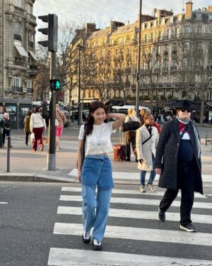 Lee Si-young Instagram - 🇫🇷✨
파리출장내내 너무 잘입고 메고 돌아다닌 잉크 핫템들❤️👍🏻🥹
아니 이 데님 무슨일… 왤케이뻐요😍어디에 입어도 어떻게 입어도 다 예쁘공🫶🏻가방은 진짜…. 요즘 매일매일 들고 댕기는데 다들 물어본다는ㅎㅎ

노을질때가 가장 아름다운 에펠탑 안녕✨✨✨✨✨
나중에 다시만나👋🏻
매일매일이 사랑하는 사람들과 이렇게 평화롭다면 얼마나 좋을까🫧💗🙏🏻
파리 끝!!!!!💋💃🏻💄