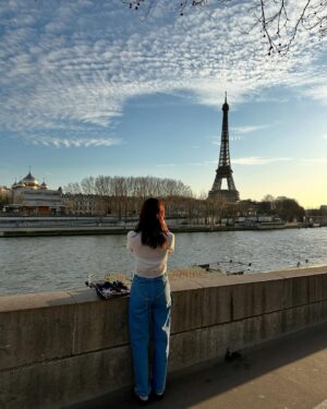 Lee Si-young Instagram - 🇫🇷✨
파리출장내내 너무 잘입고 메고 돌아다닌 잉크 핫템들❤️👍🏻🥹
아니 이 데님 무슨일… 왤케이뻐요😍어디에 입어도 어떻게 입어도 다 예쁘공🫶🏻가방은 진짜…. 요즘 매일매일 들고 댕기는데 다들 물어본다는ㅎㅎ

노을질때가 가장 아름다운 에펠탑 안녕✨✨✨✨✨
나중에 다시만나👋🏻
매일매일이 사랑하는 사람들과 이렇게 평화롭다면 얼마나 좋을까🫧💗🙏🏻
파리 끝!!!!!💋💃🏻💄