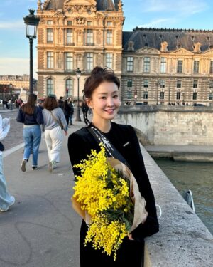 Lee Si-young Instagram - 🌅
파리6구에서 약속장소인 1구까지 걸어가는 내내 노을이 너무너무너무 예뻤다✨
약속시간 보다 1시간이나 일찍 도착해 우리끼리 샴페인도 한잔 마시고🥂
은세랑 시안이 만나서는 두명 얼굴 구경하느라😍😍😍밥안먹어도 배불렀다는 ㅎㅎㅎㅎㅎㅎㅎㅎ💗🫶🏻🇫🇷
다들 너무 수고했어요🙏🏻 
항상 자랑스러운 천재만재 혜미도 @byhemee 
얼굴보고있으면 1시간도 후딱가는 은세도 @kieunse 
너무 귀엽고 예쁘고 착하고 혼자다하는 시안이도 @youseeany 
담에ㅡ또바❤️❤️❤️