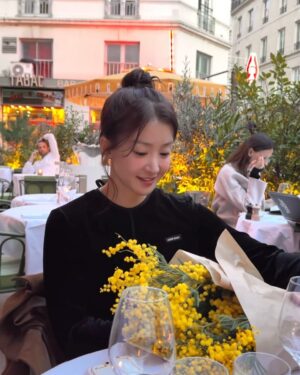 Lee Si-young Instagram - 🌅
파리6구에서 약속장소인 1구까지 걸어가는 내내 노을이 너무너무너무 예뻤다✨
약속시간 보다 1시간이나 일찍 도착해 우리끼리 샴페인도 한잔 마시고🥂
은세랑 시안이 만나서는 두명 얼굴 구경하느라😍😍😍밥안먹어도 배불렀다는 ㅎㅎㅎㅎㅎㅎㅎㅎ💗🫶🏻🇫🇷
다들 너무 수고했어요🙏🏻 
항상 자랑스러운 천재만재 혜미도 @byhemee 
얼굴보고있으면 1시간도 후딱가는 은세도 @kieunse 
너무 귀엽고 예쁘고 착하고 혼자다하는 시안이도 @youseeany 
담에ㅡ또바❤️❤️❤️