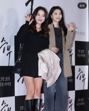 Lee So-yeon Instagram - #영화승부 #시사회
#윤아언니랑 ♡
넘재밌어요~~~바둑모르는데 
영화의 따뜻함과 긴장감 #최고
#승부