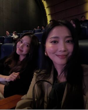 Lee So-yeon Instagram - #영화승부 #시사회
#윤아언니랑 ♡
넘재밌어요~~~바둑모르는데 
영화의 따뜻함과 긴장감 #최고
#승부
