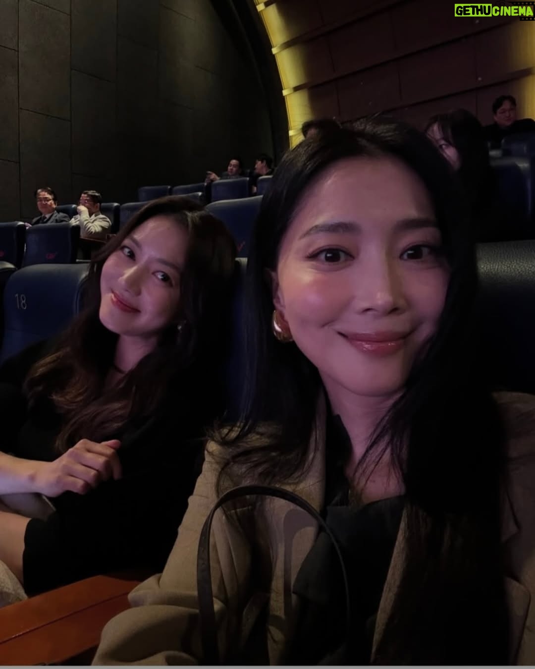 Lee So-yeon - 2.2K Likes - #영화승부 #시사회
#윤아언니랑 ♡
넘재밌어요~~~바둑모르는데 
영화의 따뜻함과 긴장감 #최고
#승부