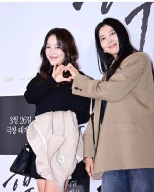Lee So-yeon Instagram - #영화승부 #시사회
#윤아언니랑 ♡
넘재밌어요~~~바둑모르는데 
영화의 따뜻함과 긴장감 #최고
#승부