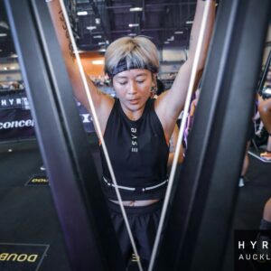 Leila Tong Instagram - 上年7月開始跑步，11月頭去咗跑步11km “Run The City”，繼而11月中開始力量訓練，今年2月頭去咗玩 “Hyrox”，之後3月頭都仲有啲嘢玩，不過係會輕鬆好多嘅8.4km Fun run🤣
對於從來都冇認真做過呢種訓練嘅我，真係冇諗過用兩個半月時間，可以操到完成咗呢個有啲癲嘅比賽。今次我參加嘅係女子雙人嘅組別，好感恩隊友唔介意帶住我呢個新手玩，亦好感恩Join咗一間好有heart嘅Gym，係佢哋令我完成咗一樣，我諗都冇諗過會做嘅嘢。😭

其實有好多感受我到而家都未整理到，你哋睇吓有冇冇嘢想問我，或者我搵日開個live傾吓偈！😉

如果呢度有朋友仔唔知Hyrox係搞啲咩嘅，歡迎你哋上網search吓！總之就正啦！😏

#想我開live傾嘅就留隻🦖
#hyroxnz