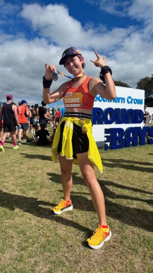 Leila Tong Instagram - 第一年參加籌款Fun run嘅Round The Bays，全長8.4km，都真係Round咗幾個Bays，氣氛好好，感覺好似嘉年華咁，我覺得如果身在紐西蘭，無論有冇跑開步嘅人都可以參加！
呢個活動除咗喺Auckland 舉行之外，唔同嘅月份喺Christchurch同Wellington都有。😊

今次我選擇為SPCA籌款，好開心最後超額完成，我喺度代SPCA多謝支持。
💙🐶🐱🐭🐹🐰💙