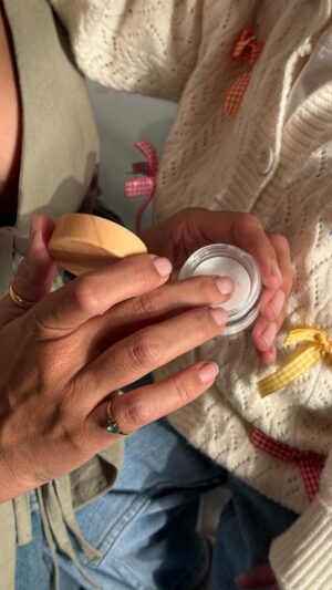Leona Lewis Instagram - Natural remedies all the way 🤍 especially for our little ones. I’ve already used this so much since cold season arrived. This is baby friendly and coco loves it. Add a few more drops of eucalyptus and some peppermint oil for adults. Keep warm 🤍