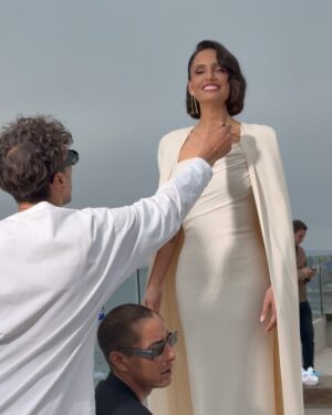 Leonor Varela Instagram - La locura y realidad detrás de estas últimas 30 horas para la Gala de Viña 🤪 
Terminé agotada pero feliz y orgullosa que les haya gustado la elección de este vestido original diseñado por Tom Ford en 2012 para Gweneth Paltrow en los Oscars 🤍 👉🏼ver foto 3 ☺️ 
Ahora puedo irme a morir tranquila 🧟‍♀️
.
.
Vestido @tomford 
Glam @crstnqtrl 
Joyas @lizziemandler_jewelry 
Uñas @_monilissima 
Booking @estebanaparicio @versusmanagement @lamoyachica 
Styling @egoegocl 
.
#shotoniphone
