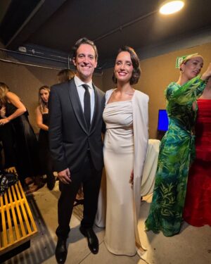 Leonor Varela Instagram - La locura y realidad detrás de estas últimas 30 horas para la Gala de Viña 🤪 
Terminé agotada pero feliz y orgullosa que les haya gustado la elección de este vestido original diseñado por Tom Ford en 2012 para Gweneth Paltrow en los Oscars 🤍 👉🏼ver foto 3 ☺️ 
Ahora puedo irme a morir tranquila 🧟‍♀️
.
.
Vestido @tomford 
Glam @crstnqtrl 
Joyas @lizziemandler_jewelry 
Uñas @_monilissima 
Booking @estebanaparicio @versusmanagement @lamoyachica 
Styling @egoegocl 
.
#shotoniphone
