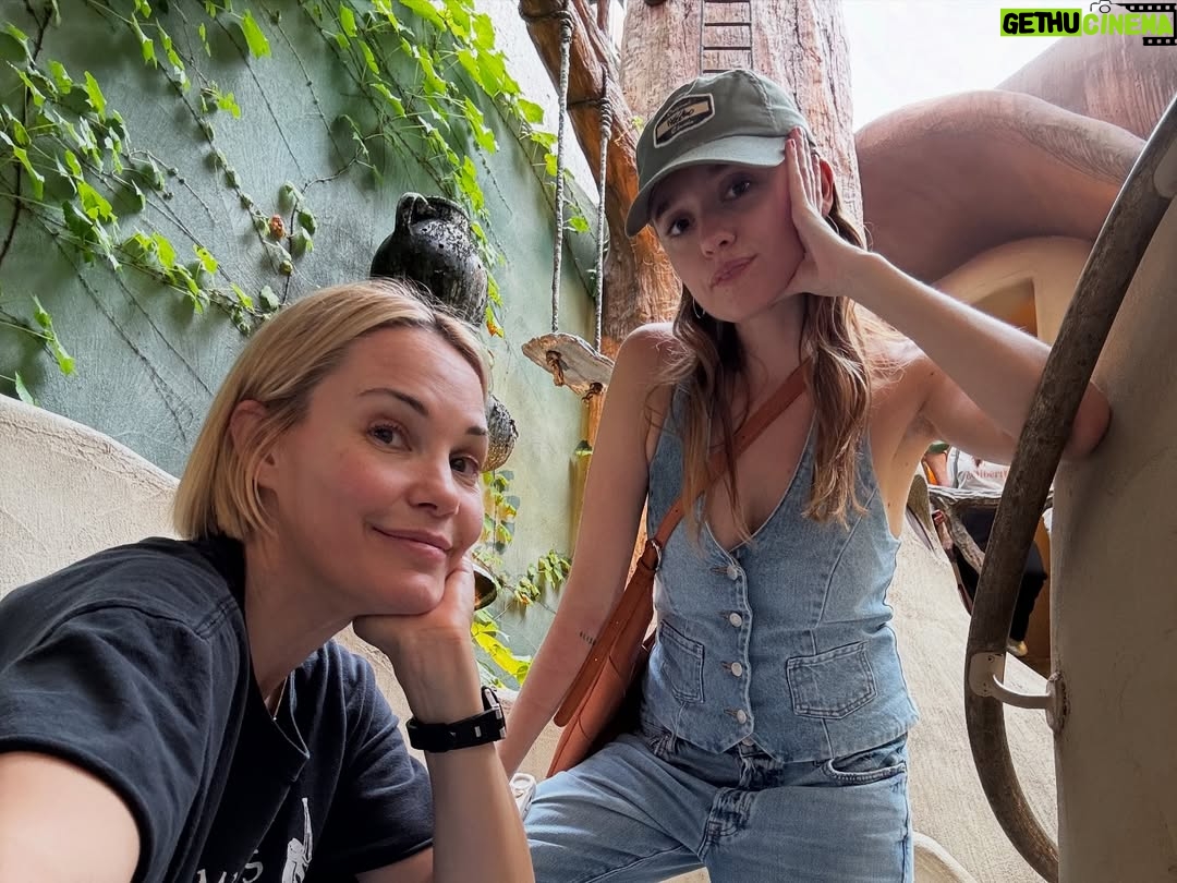 Leslie Bibb - 15.5K Likes - club 🪷...
episode three, week three #bts
@thewhitelotus @streamonmax @hbo
enjoy bbs
🤍