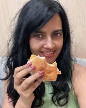 Leslie Tripathy Instagram - A day in my life 🕉️👸🏻🤩💖🎉🦋

Have you tried Mumbai’s Vada pav🥰

Om gam ganapataye namah

#leslietripathy #vadapavlovers #vadapav #mumbai #adayinmylife #sachintendulkar #billgates