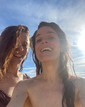 Leticia Dolera Instagram - Dice la filósofa Marina Garcés que la amistad no es solo un espacio de consuelo, sino un lugar de crecimiento y transformación mutua, un lugar de encuentro y de libertad, donde podemos ser nosotras mismas, pero también podemos cuestionarnos y crecer juntas. FELIZ CUMPLEAÑOS, AMIGA. 💜❤️