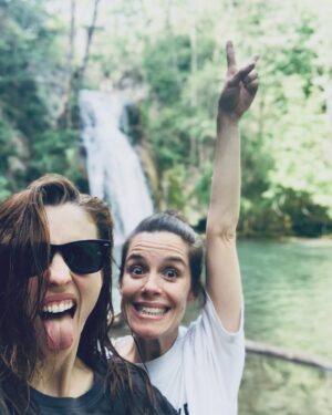Leticia Dolera Instagram - Dice la filósofa Marina Garcés que la amistad no es solo un espacio de consuelo, sino un lugar de crecimiento y transformación mutua, un lugar de encuentro y de libertad, donde podemos ser nosotras mismas, pero también podemos cuestionarnos y crecer juntas. FELIZ CUMPLEAÑOS, AMIGA. 💜❤️