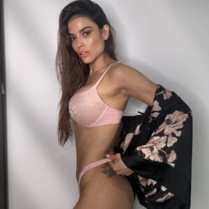 Lidia Santos Instagram - El éxito de cada mujer debe ser una inspiración para las demás 💕
@hunkemoller 🎀
.
.
.
#hkmambassador #hunkemoller #lingerie #goodtimes #goodvibes #mood #lifestyle #smile #loveyourself #loveyourbody #womansupportingwoman #foreverywomaninyou