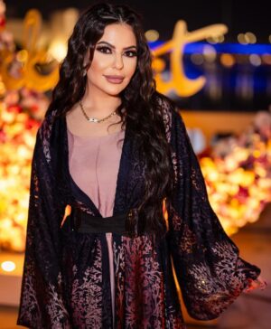 Lila Atrash Instagram - آخر سحور من خيمة حكايات شكراً منذر وبراءة احلى الأوقات دايماً بتكون معكم  @montherdarwish  @miss_honestyyy  وانشالله كل عام وانتم بخير 🤍 
💄 @banao_makeup_artist 
💇🏻‍♀️ @sima.hair.stylist 
👗 @laneroabaya 
📸 @sayedphotography1