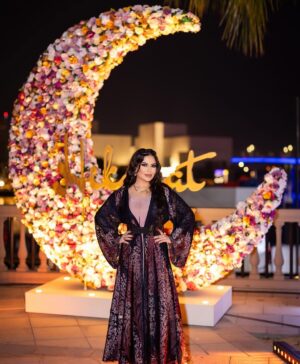Lila Atrash Instagram - آخر سحور من خيمة حكايات شكراً منذر وبراءة احلى الأوقات دايماً بتكون معكم  @montherdarwish  @miss_honestyyy  وانشالله كل عام وانتم بخير 🤍 
💄 @banao_makeup_artist 
💇🏻‍♀️ @sima.hair.stylist 
👗 @laneroabaya 
📸 @sayedphotography1