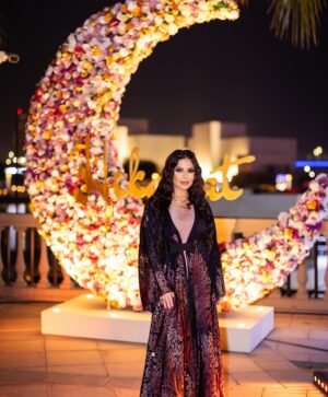Lila Atrash Instagram - آخر سحور من خيمة حكايات شكراً منذر وبراءة احلى الأوقات دايماً بتكون معكم  @montherdarwish  @miss_honestyyy  وانشالله كل عام وانتم بخير 🤍 
💄 @banao_makeup_artist 
💇🏻‍♀️ @sima.hair.stylist 
👗 @laneroabaya 
📸 @sayedphotography1