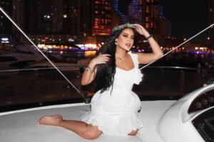 Lila Atrash Instagram - كن أكثر هدوءاً أيها القلب المجنون، لا تدق عالياً هكذا. 🤍