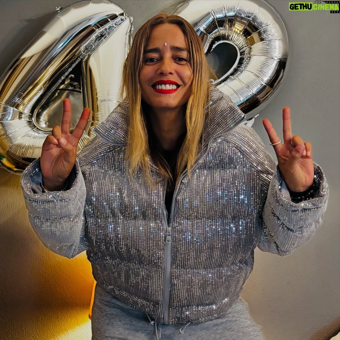 Liliana Almeida - 3.6K Likes - Grata, de coração!
Fui inundada por mensagens cheias de carinho e gratidão. Prometo que vou ler cada uma, mas confesso… o coração quase não aguenta tanto amor! ❤️
Aos 42, não conto anos, conto histórias.
Sou feita de recomeços, coragem e vitórias.
Agora, só quero voar, viver o presente, o AQUI e o AGORA.
Sem pressa. Sem metas. Sem a ilusão de chegar…
Apenas SER. Apenas SENTIR. Apenas VIVER.
O casaco é da @ninab_store ❤️
Aos meus de casa da alma da vida abraços todos em circulo.
#Gratidão #VidaPlena #AquiEAgora #ViverComAlma