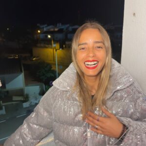 Liliana Almeida Instagram - Grata, de coração!

Fui inundada por mensagens cheias de carinho e gratidão. Prometo que vou ler cada uma, mas confesso… o coração quase não aguenta tanto amor! ❤️

Aos 42, não conto anos, conto histórias.
Sou feita de recomeços, coragem e vitórias.
Agora, só quero voar, viver o presente, o AQUI e o AGORA.
Sem pressa. Sem metas. Sem a ilusão de chegar…

Apenas SER. Apenas SENTIR. Apenas VIVER. 

O casaco é da @ninab_store ❤️

Aos meus de casa da alma da vida abraços todos em circulo.

#Gratidão #VidaPlena #AquiEAgora #ViverComAlma