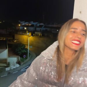 Liliana Almeida Instagram - Grata, de coração!

Fui inundada por mensagens cheias de carinho e gratidão. Prometo que vou ler cada uma, mas confesso… o coração quase não aguenta tanto amor! ❤️

Aos 42, não conto anos, conto histórias.
Sou feita de recomeços, coragem e vitórias.
Agora, só quero voar, viver o presente, o AQUI e o AGORA.
Sem pressa. Sem metas. Sem a ilusão de chegar…

Apenas SER. Apenas SENTIR. Apenas VIVER. 

O casaco é da @ninab_store ❤️

Aos meus de casa da alma da vida abraços todos em circulo.

#Gratidão #VidaPlena #AquiEAgora #ViverComAlma