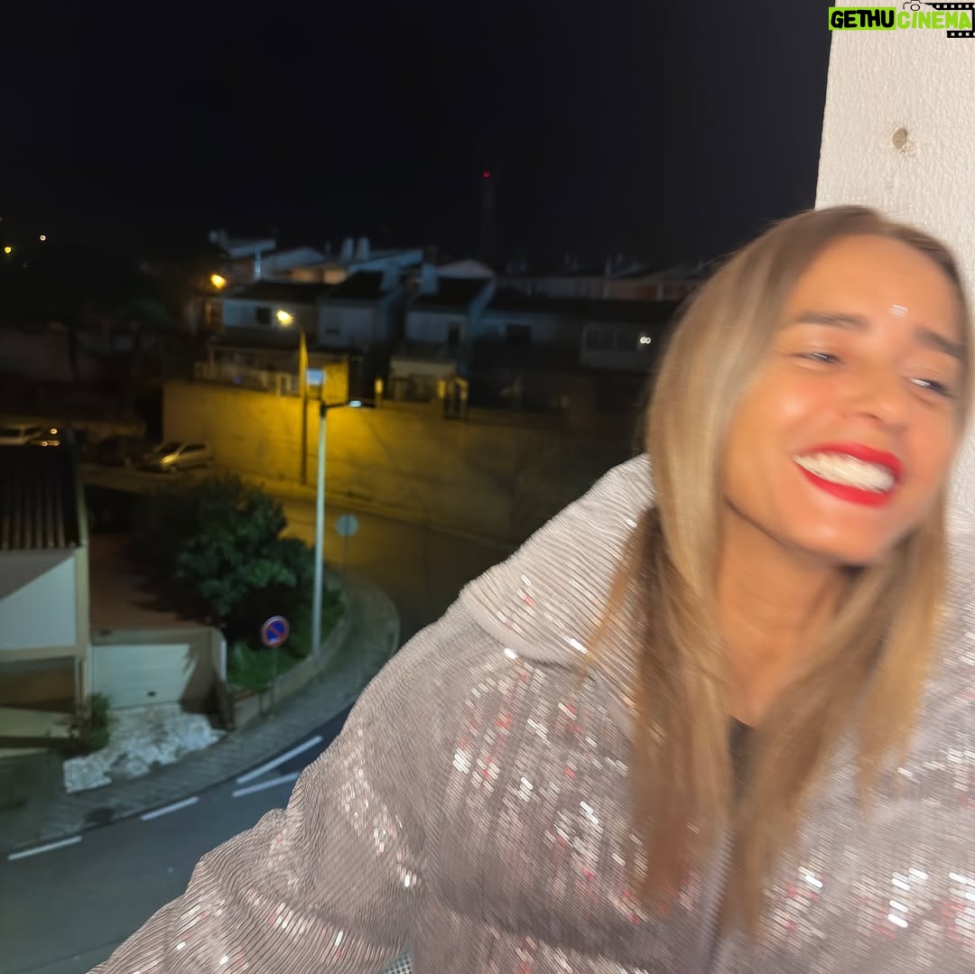Liliana Almeida - 3.6K Likes - Grata, de coração!
Fui inundada por mensagens cheias de carinho e gratidão. Prometo que vou ler cada uma, mas confesso… o coração quase não aguenta tanto amor! ❤️
Aos 42, não conto anos, conto histórias.
Sou feita de recomeços, coragem e vitórias.
Agora, só quero voar, viver o presente, o AQUI e o AGORA.
Sem pressa. Sem metas. Sem a ilusão de chegar…
Apenas SER. Apenas SENTIR. Apenas VIVER.
O casaco é da @ninab_store ❤️
Aos meus de casa da alma da vida abraços todos em circulo.
#Gratidão #VidaPlena #AquiEAgora #ViverComAlma