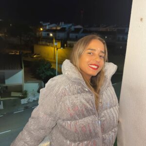 Liliana Almeida Instagram - Grata, de coração!

Fui inundada por mensagens cheias de carinho e gratidão. Prometo que vou ler cada uma, mas confesso… o coração quase não aguenta tanto amor! ❤️

Aos 42, não conto anos, conto histórias.
Sou feita de recomeços, coragem e vitórias.
Agora, só quero voar, viver o presente, o AQUI e o AGORA.
Sem pressa. Sem metas. Sem a ilusão de chegar…

Apenas SER. Apenas SENTIR. Apenas VIVER. 

O casaco é da @ninab_store ❤️

Aos meus de casa da alma da vida abraços todos em circulo.

#Gratidão #VidaPlena #AquiEAgora #ViverComAlma