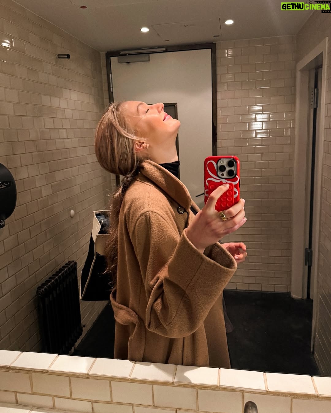 Lilly Krug - 4.9K Likes - So viele tolle Menschen getroffen, gequatscht & Kultur erlebt. @berlinale 2025, es war mir eine Ehre. Until next time 🎬✨
P.S.: bitte nutzt am Sonntag eure Stimme und geht wählen, wenn ihr es nicht schon per Briefwahl getan habt. Ganz ganz wichtig & richtig! 🙏
Fotocredits: gettyimages | Franziska Krug und Matthias Nareyek