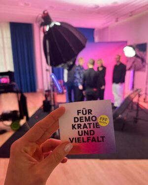 Lilly Krug Instagram - So viele tolle Menschen getroffen, gequatscht & Kultur erlebt. @berlinale 2025, es war mir eine Ehre. Until next time 🎬✨

P.S.: bitte nutzt am Sonntag eure Stimme und geht wählen, wenn ihr es nicht schon per Briefwahl getan habt. Ganz ganz wichtig & richtig! 🙏

Fotocredits: gettyimages | Franziska Krug und Matthias Nareyek