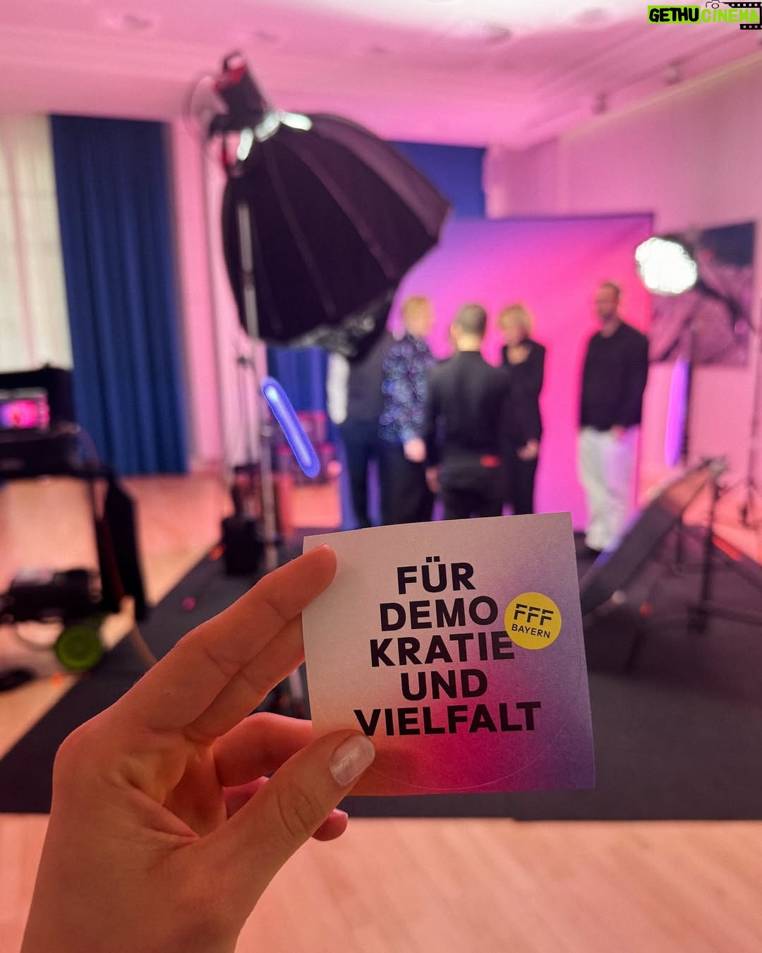 Lilly Krug - 4.9K Likes - So viele tolle Menschen getroffen, gequatscht & Kultur erlebt. @berlinale 2025, es war mir eine Ehre. Until next time 🎬✨
P.S.: bitte nutzt am Sonntag eure Stimme und geht wählen, wenn ihr es nicht schon per Briefwahl getan habt. Ganz ganz wichtig & richtig! 🙏
Fotocredits: gettyimages | Franziska Krug und Matthias Nareyek