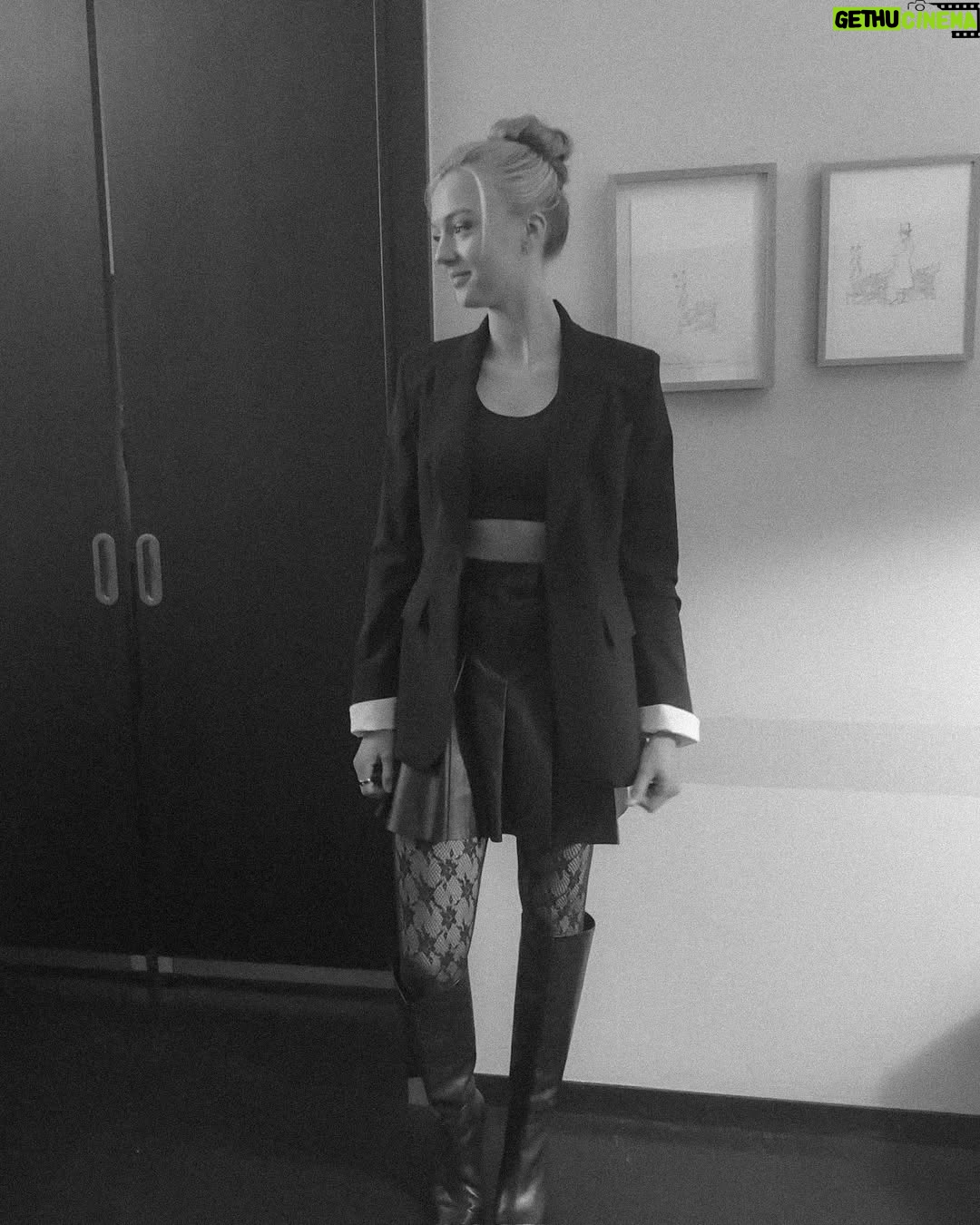 Lilly Krug - 4.9K Likes - So viele tolle Menschen getroffen, gequatscht & Kultur erlebt. @berlinale 2025, es war mir eine Ehre. Until next time 🎬✨
P.S.: bitte nutzt am Sonntag eure Stimme und geht wählen, wenn ihr es nicht schon per Briefwahl getan habt. Ganz ganz wichtig & richtig! 🙏
Fotocredits: gettyimages | Franziska Krug und Matthias Nareyek