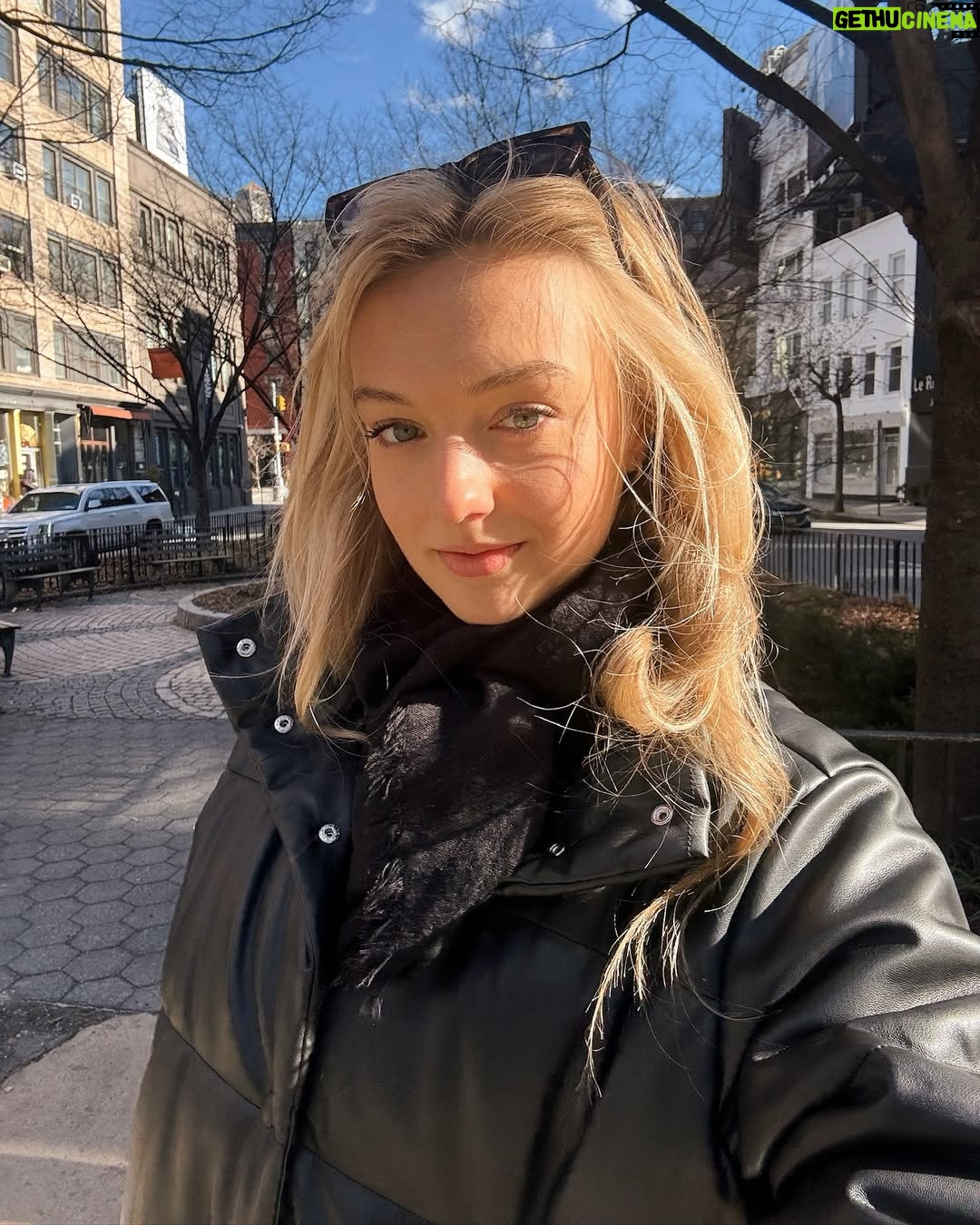 Lilly Krug - 4.6K Likes - 7 snapshots of NYC - daily bundled up walks in my @loft , sweaty mornings @barrys , warming up with good company and unprompted surprises 🤍❄️