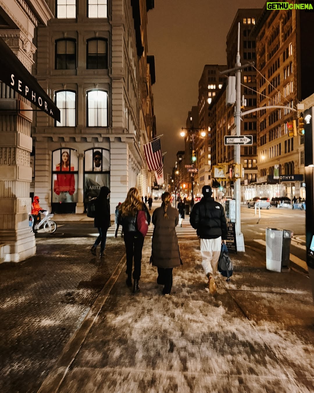 Lilly Krug - 4.6K Likes - 7 snapshots of NYC - daily bundled up walks in my @loft , sweaty mornings @barrys , warming up with good company and unprompted surprises 🤍❄️