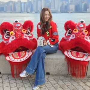 Linda Chung Instagram - 🧧🥰🥠🍀✨
新年快樂！ 
平平安安！
心想事成！
笑口常開！
好彩自然來！
恭喜發財！ 

lovelovelove 
 -L-

Outifit: @aliceandolivia_hongkong @purplepr 
Bag and shoes: @pedroshoes_official 
#happylunarnewyear
