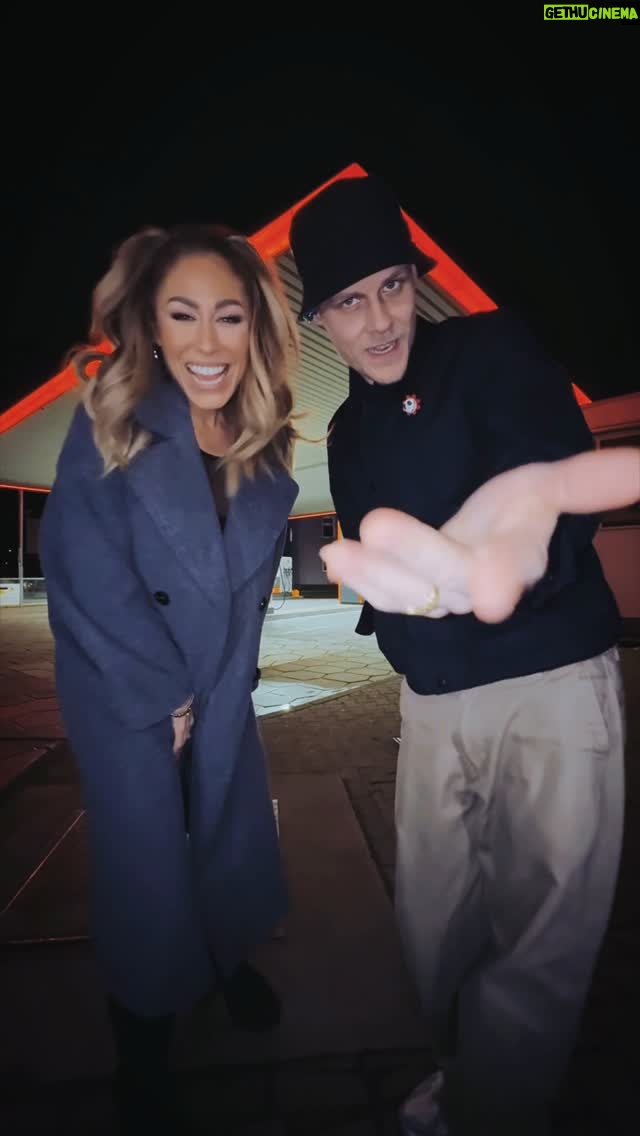 Linda Teodosiu - 5.5K Likes - Jeff mer ding Hand, ich bring dich durch die Naach noh Hus! 🩷🫶🤍
Für wen verpasst ihr den letzten Bus? 🚌
Merci @linda_siu_official & @maetropolis_musik
#kölle #alaaf